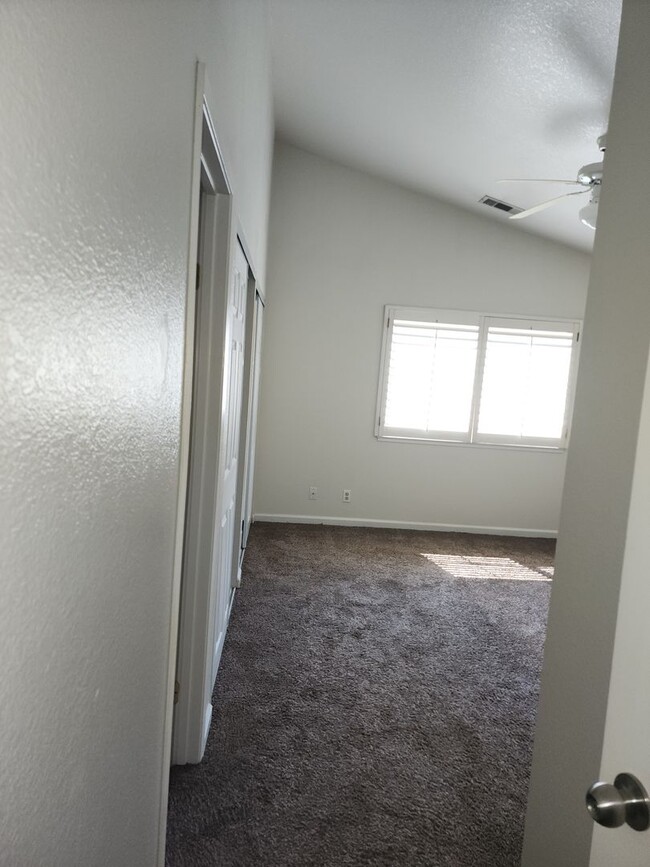 Building Photo - 3 Bedroom 2 Bath in HOA Community with Com...