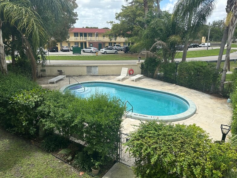 Building Photo - 465 Swallow Dr