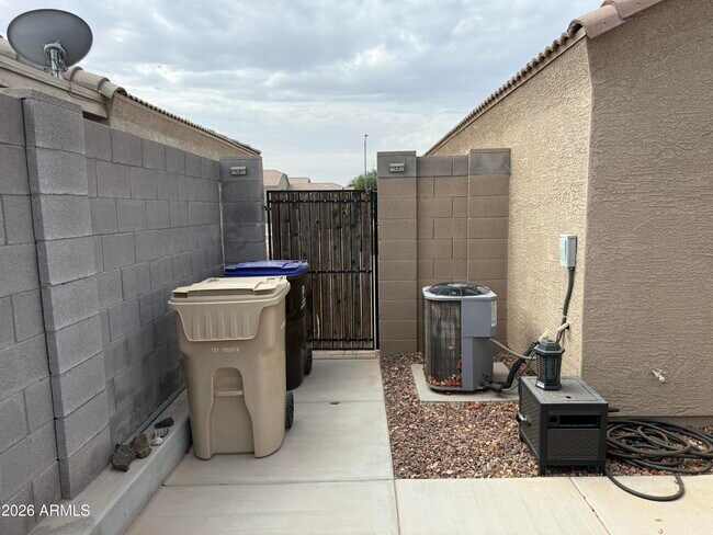 Building Photo - 10962 W Manzanita Dr
