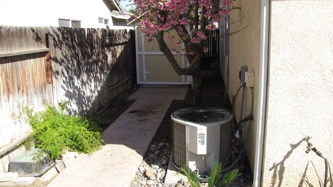 Building Photo - Home in Northwest Bakersfield with Solar