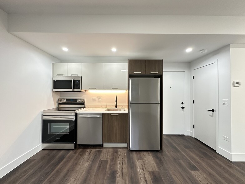 Building Photo - 1553 W Hollywood Ave