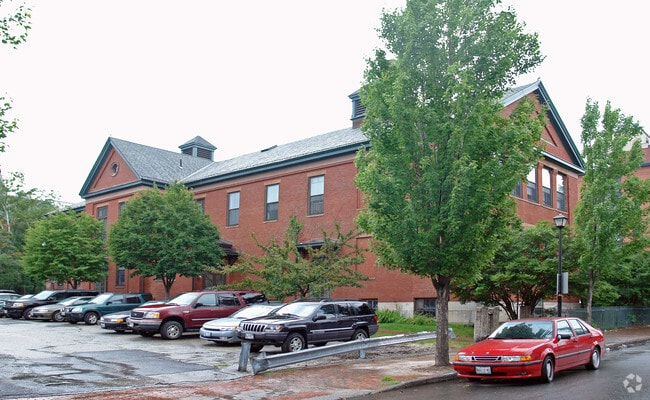 Primary Photo - 140 Park St