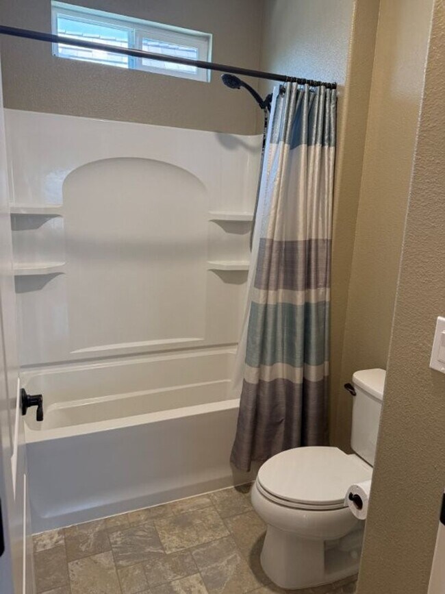 Building Photo - Newer Modern 4 Bedroom 3.5 Bath w/ Bedroom...