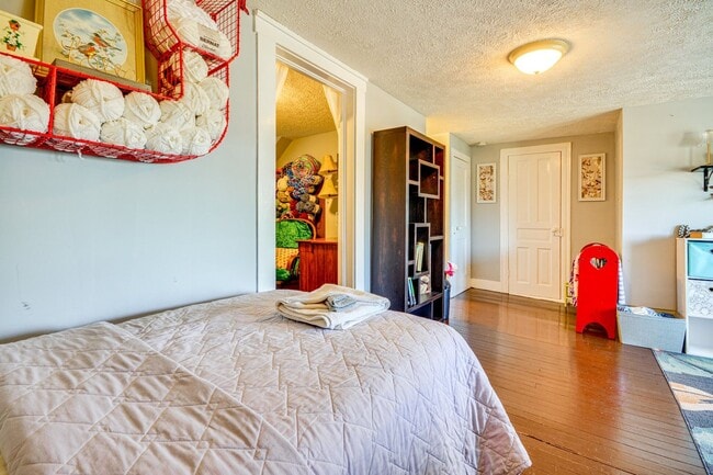 Building Photo - 4 Bed • 2 Bath Furnished Home – Utilities Included