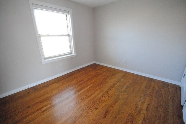 Building Photo - 1020 Oakview Pl