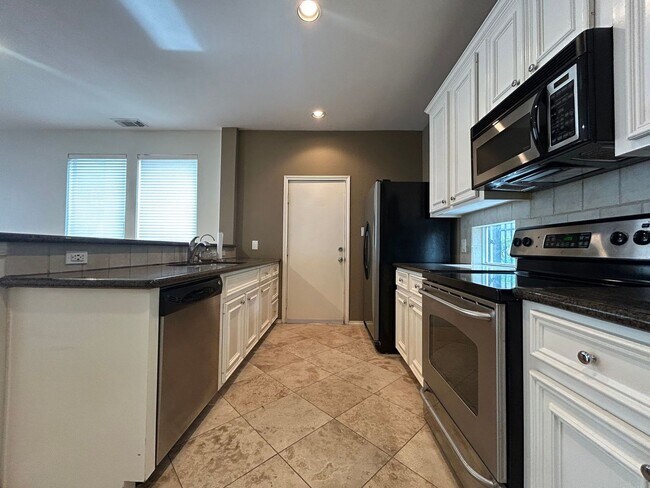 Building Photo - Beautiful 2 bedroom 1.5 bath townhome