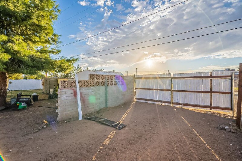 Building Photo - 3233 N El Tovar Ave
