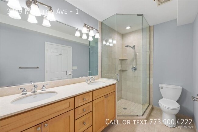 Building Photo - Wrigleyville 2 bed 2 bath with private ent...