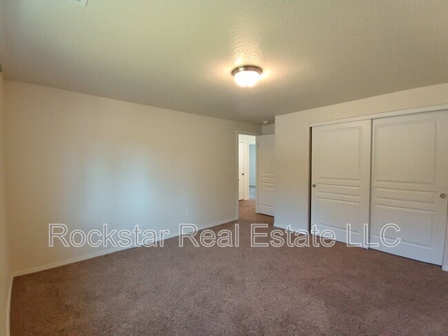 Building Photo - 1315 N Rogue River St
