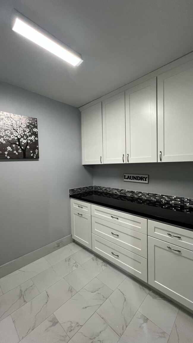 Building Photo - 920 9th St