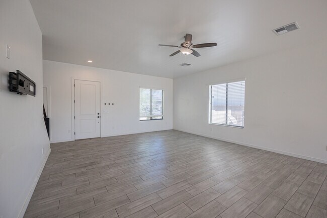 Building Photo - 1409 E Shangri La Rd