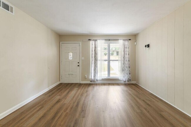 Building Photo - 4936 Springhill Dr