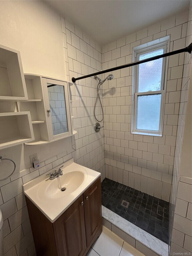 Building Photo - 379 Huguenot St