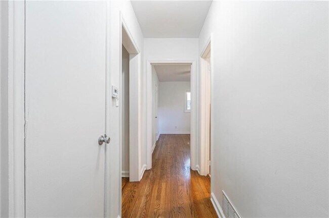 Building Photo - 804 Brookdale Dr SW