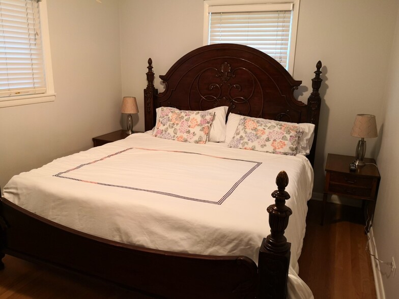 King size bed - 569 Whittier Ave