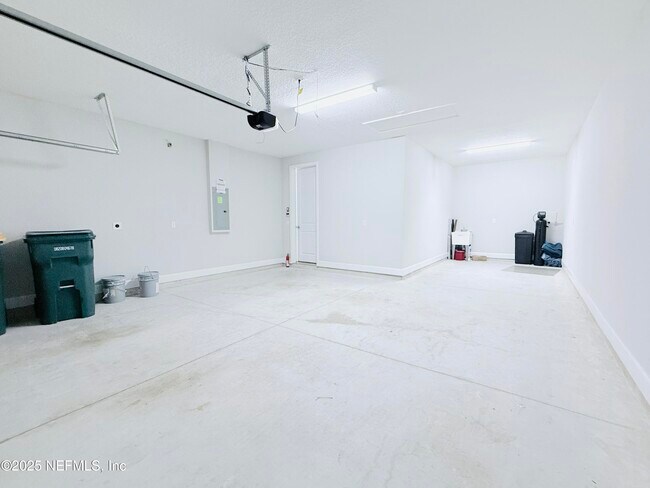 Building Photo - 10682 Aventura Dr