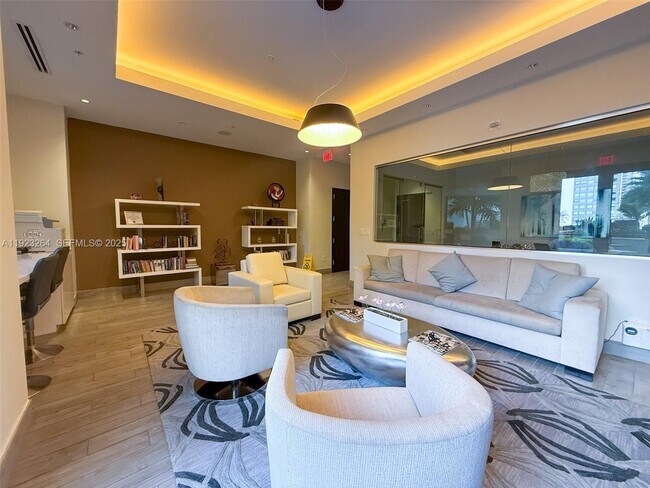 Building Photo - 999 SW 1st Ave