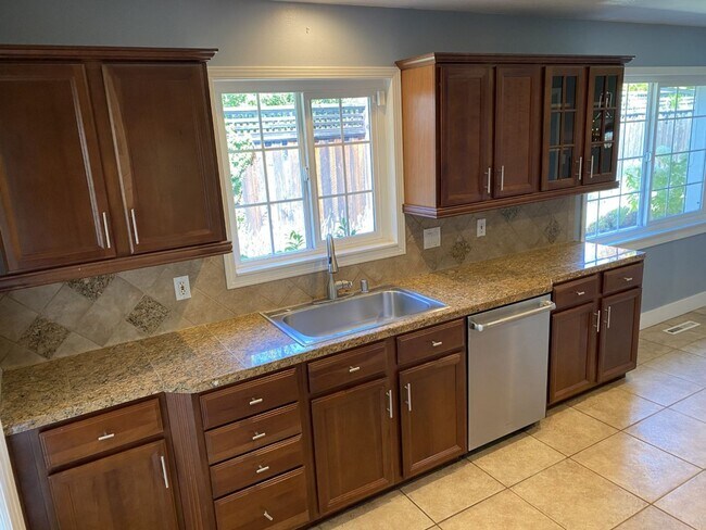 Building Photo - Charming 3 bdrm / 2 bath Home, Minutes fro...
