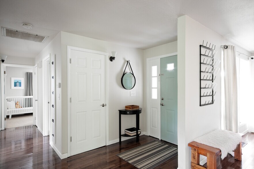 Building Photo - 12650 SW Park Way