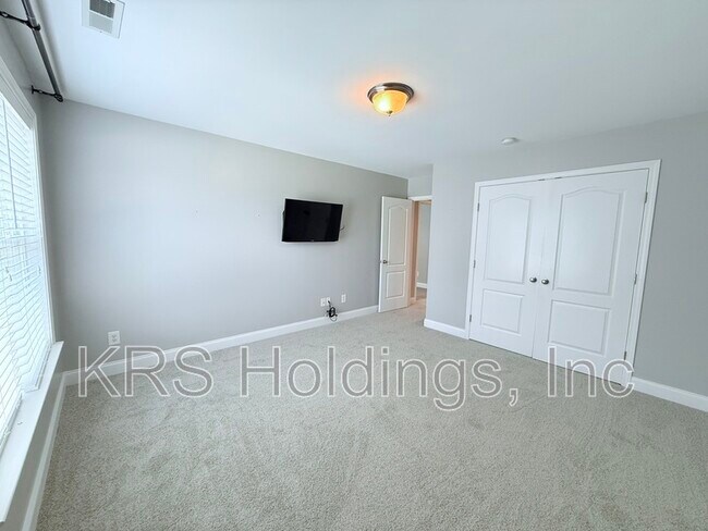 Building Photo - 5810 Spring Glen Lane