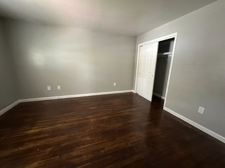 Building Photo - 40 Whitewood Rd