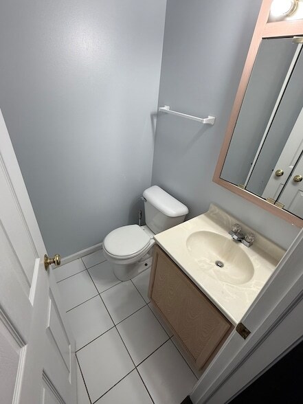 Building Photo - 985 S Ct of Shorewood