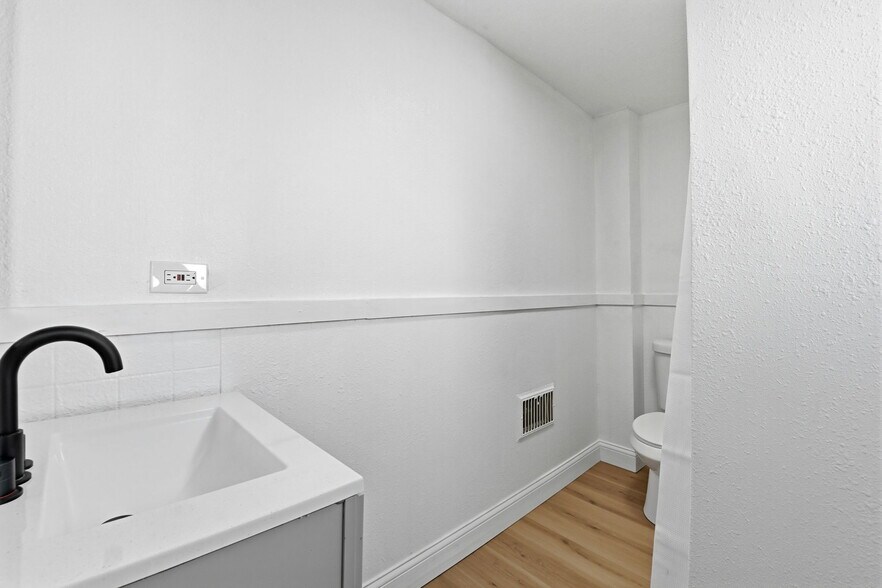 Building Photo - 6531 Plymouth Ave