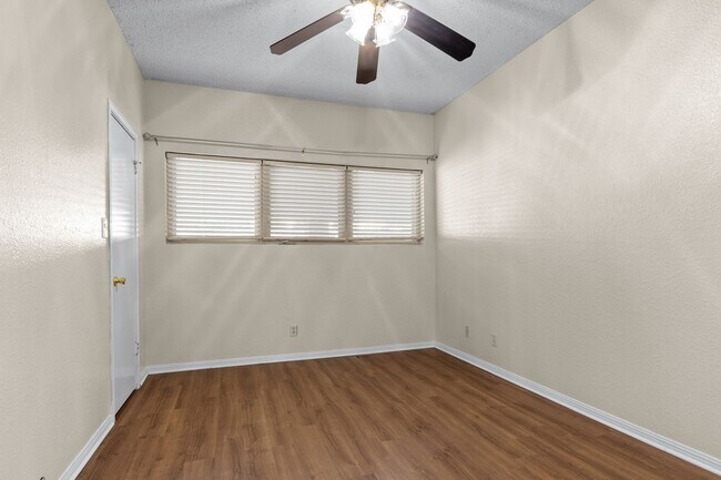 Building Photo - IMMEDIATE MOVE IN: West Campus 2 Bed/2 Bath