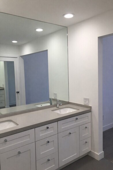 Building Photo - 23621 Del Monte Dr