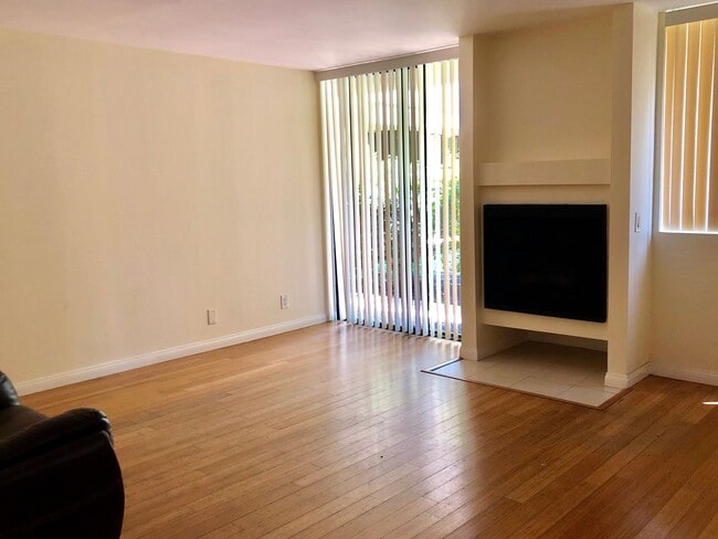 Building Photo - Luxury Remodeled Condo for Rent