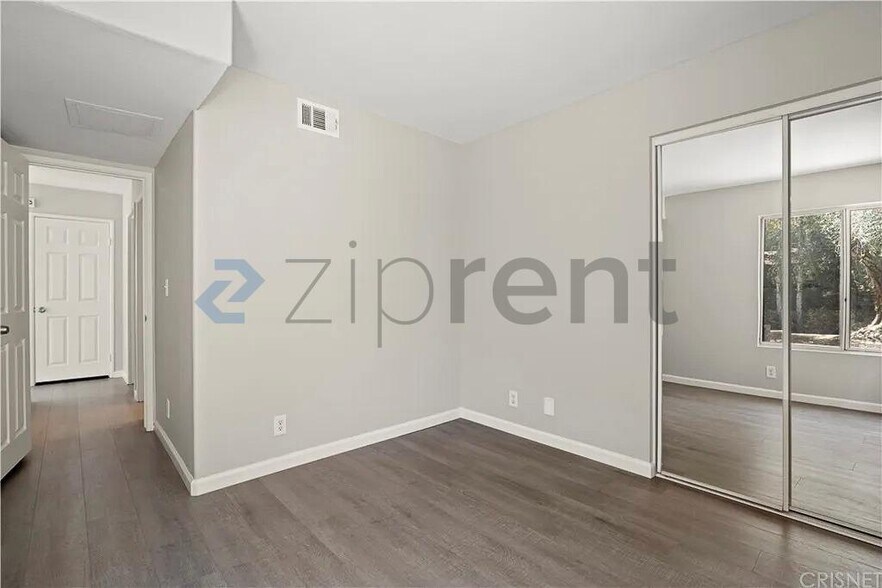 Building Photo - Unit