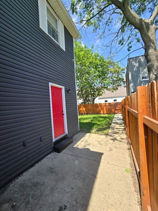 Building Photo - 3 BEDROOM SINGLE FAMILY HOME