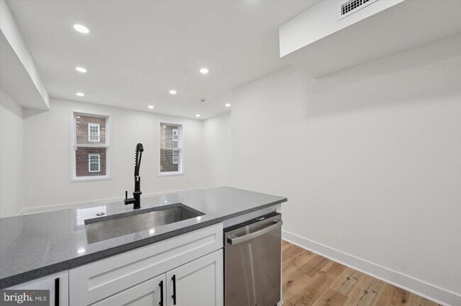 Building Photo - 1145 S 15th St