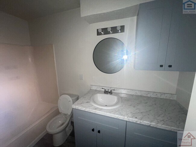 Building Photo - 1502 NW Kingsbury Ave