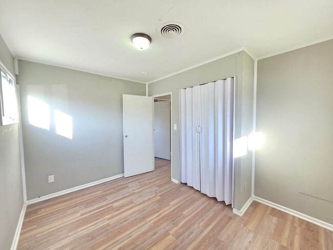 Building Photo - Charming 3-Bedroom Home – Modern, Clean & Carpet-Free!