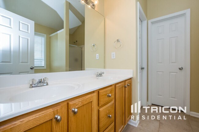 Building Photo - 8140 River Hill Commons Dr