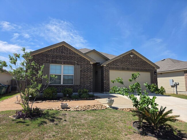 Building Photo - 3 miles from Lackland AFB!! $250 off of the first full month's rent!