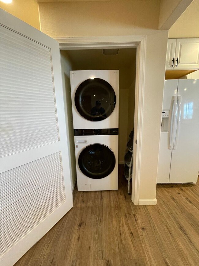 Building Photo - ***PENDING APPLICATION***Spacious and Mode...