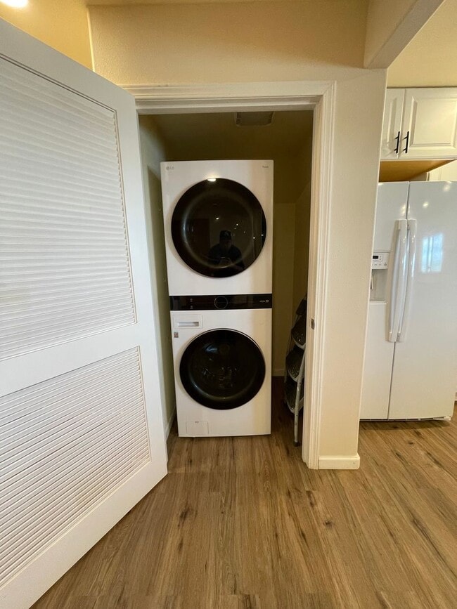 Building Photo - Spacious and Modern 3 Bedroom Sunlit Basem...
