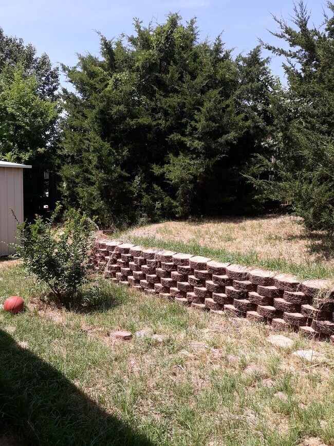 Building Photo - Great West side home located close to shop...