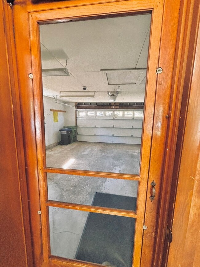 Building Photo - Sprawling 3bedroom 2bath Home in Roseville...