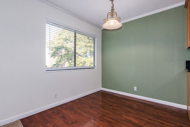 Building Photo - Upstairs, 1 bedroom, Benicia Highlands on Cambridge Drive
