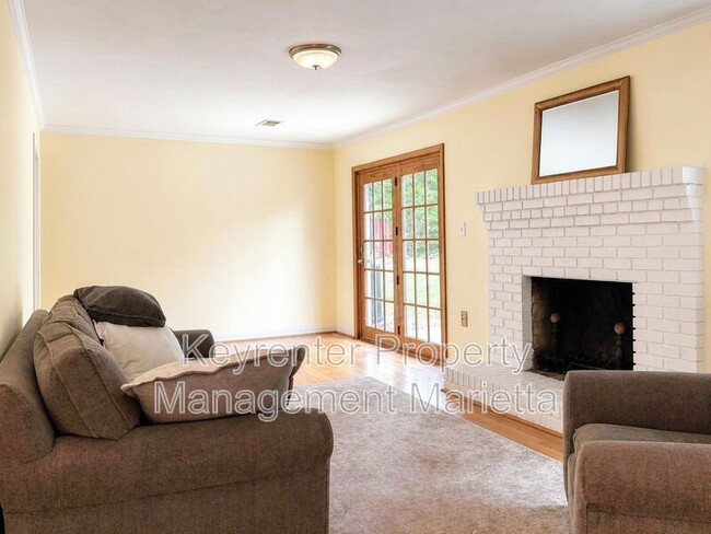 Building Photo - 725 McBurnette Rd N E