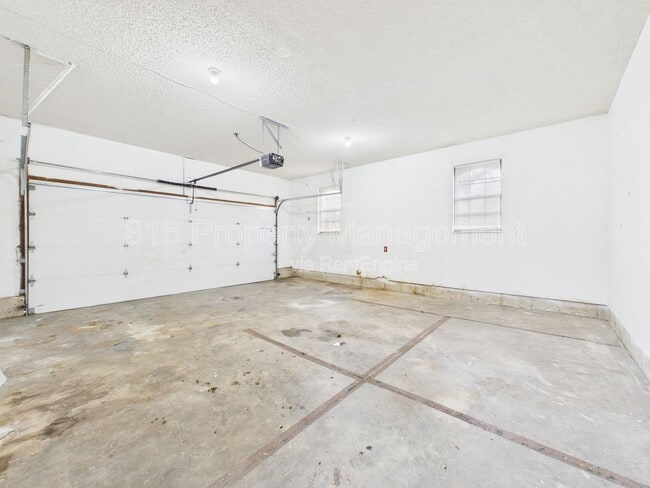 Building Photo - 3929 S Carriage Ln