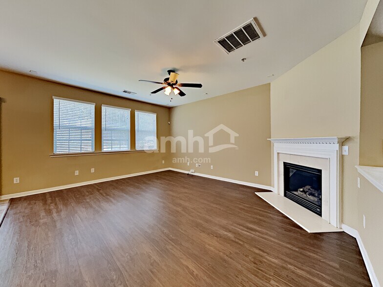 Building Photo - 362 Roseglen Dr
