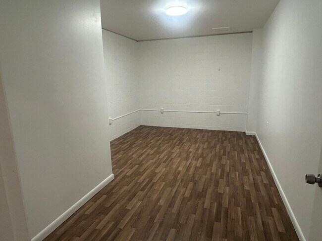 Building Photo - 3B/1BA Move-In Ready Home!