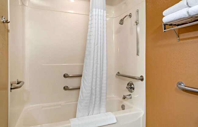 Building Photo - Furnished Studio-Detroit - Farmington Hills