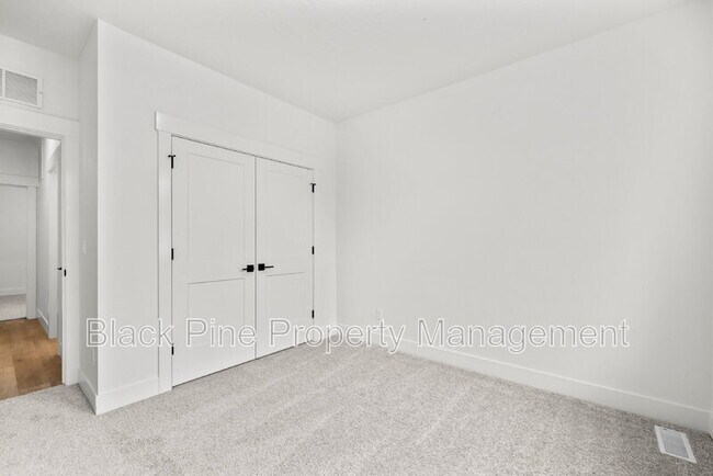 Building Photo - 4654 N Maple Grove Rd