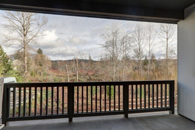 Building Photo - Immaculate and Spacious 2 Bedroom/1.75 Issaquah Townhome!