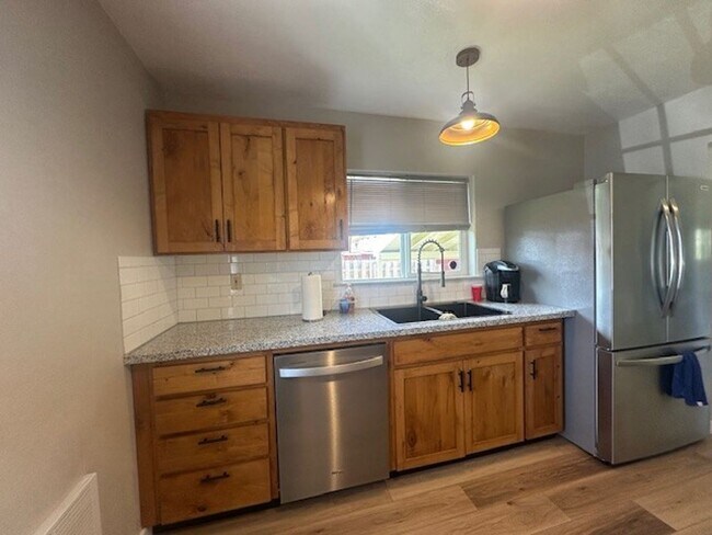 Building Photo - Newly Remodeled 3 Bedroom / 2 Bathroom in NE Madras